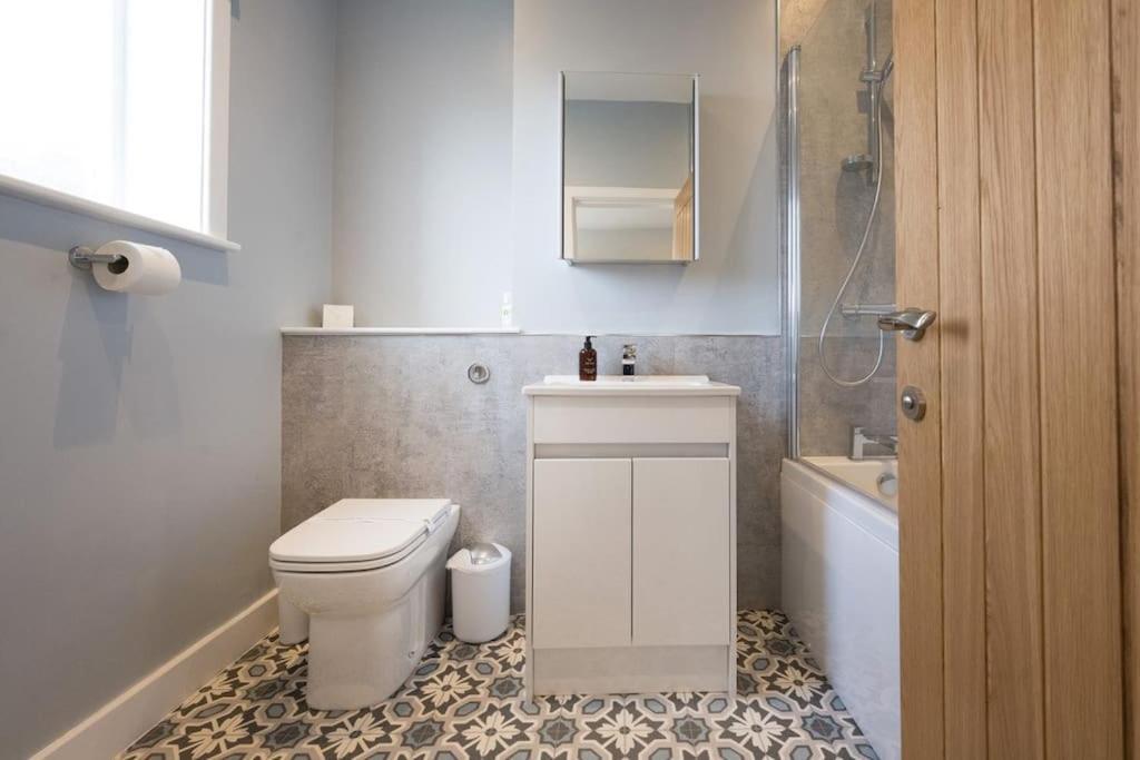 Lettered Board Apartments 1, 2 & 3 Пикъринг Екстериор снимка
