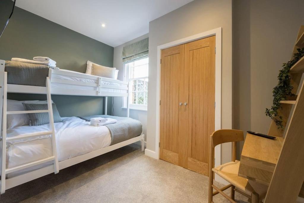 Lettered Board Apartments 1, 2 & 3 Пикъринг Екстериор снимка